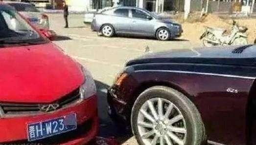 奇瑞撞上迈巴赫，车主以为保险够赔，迈巴赫竟哭着说够赔也没用！