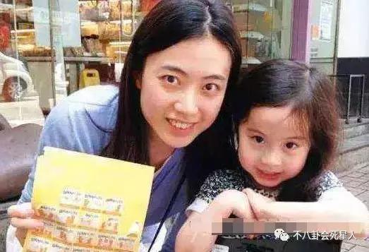 香港女首富甘比产后晒近照，她越来越有贵夫人气势了！