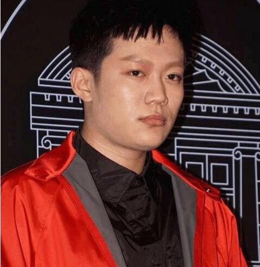 为什么PGONE总要戴帽子戴口罩,这几张照片给