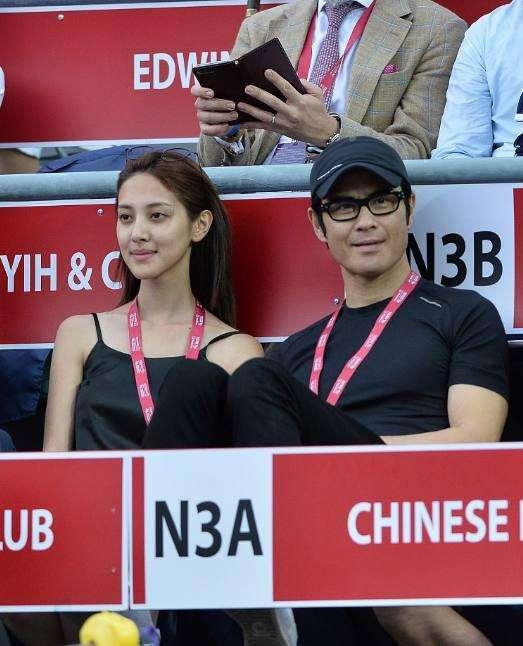 甩了佘诗曼和周丽淇两位美女后, 郑嘉颖小10多岁的现女友不如前任