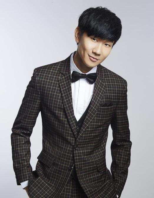 杨幂跪地给粉丝签名, 他为接机粉丝写了一首歌