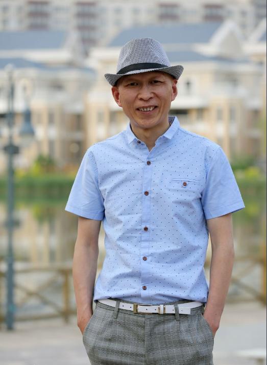 他是超级丑星演坏人无数,从技校工人考入北电,与黄晓明赵薇同班