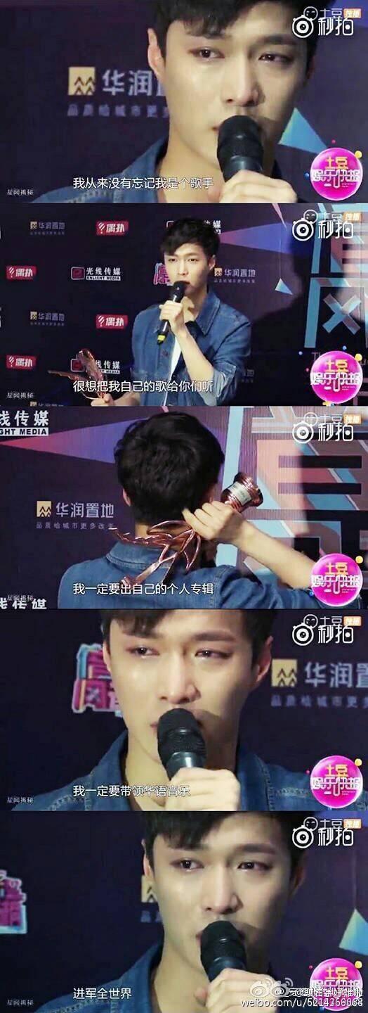 张艺兴直接回应跪下亲吻舞台：因为热爱，赤诚的心显而易见！