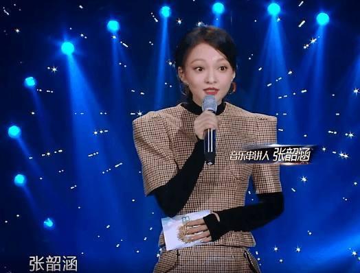 36岁张韶涵素颜照曝光，不见舞台上的精致，但大家只注意到她的脚