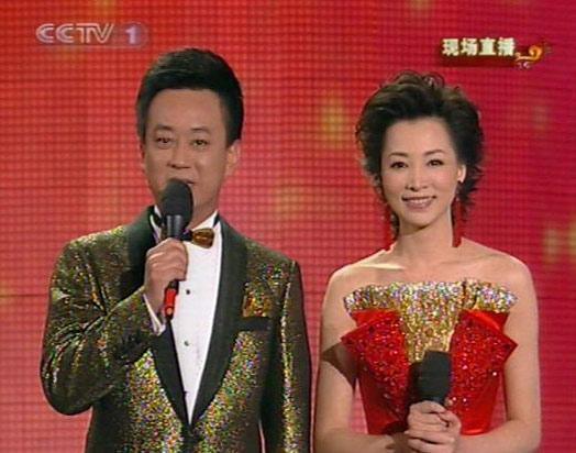 何炅三句话救场, 也不及董卿的“金色三分钟”, 她的救场堪称完美