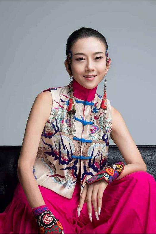 杨丽萍年轻时是个标准美人,颜值胜过章子怡,一张高级脸太有气质