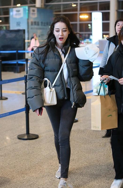 迪丽热巴现身机场, 短款羽绒服轻巧时尚, 网友: 胖迪看起来瘦了