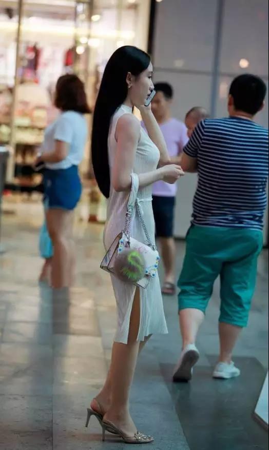 街拍:体态微胖穿白色开叉裙美女