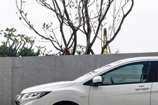 性价比第一的家轿，掀背轿跑外形，油耗5个油，仅卖7万完虐朗逸