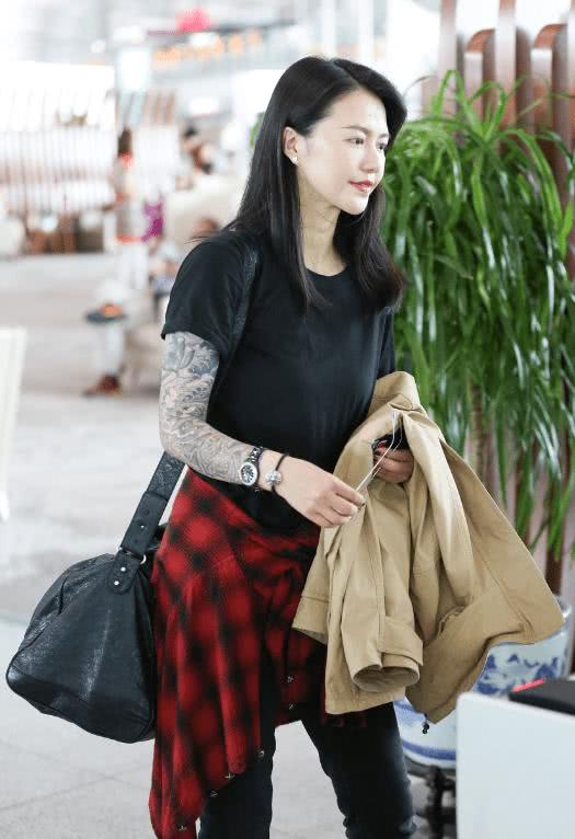谭维维现身机场,手臂上的纹身引来网友的不满
