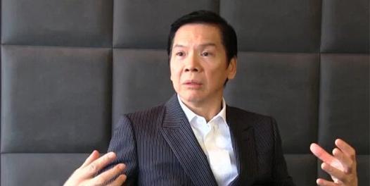 向华强到底有什么背景啊,在香港为什么那么牛