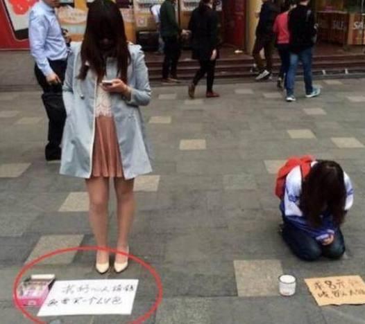 美女跟穷学生路边乞讨 看过介绍之后 路人选择美女