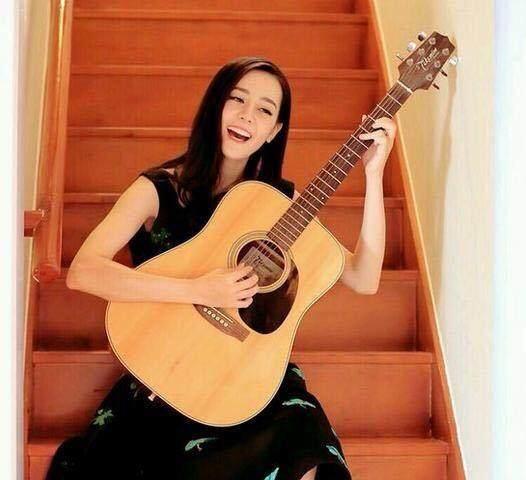 迪丽热巴弹吉他的样子真好看,网友:欧阳娜娜才