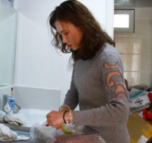 90后女孩月收入五万块,因自身工作,没有小伙敢