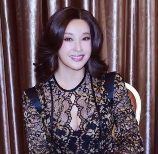 刘晓庆和75岁富豪老公近照曝光，原来她每天面对的是这样的老公！