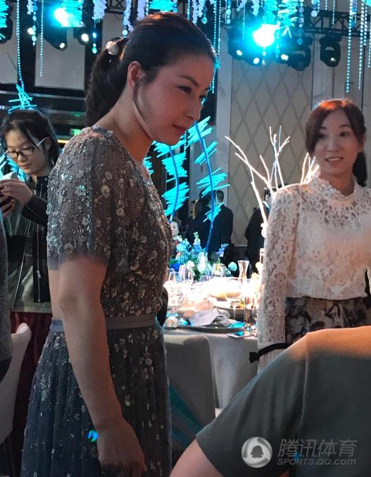 吴敏霞上海婚礼郭晶晶出席!dr钻戒闪耀!
