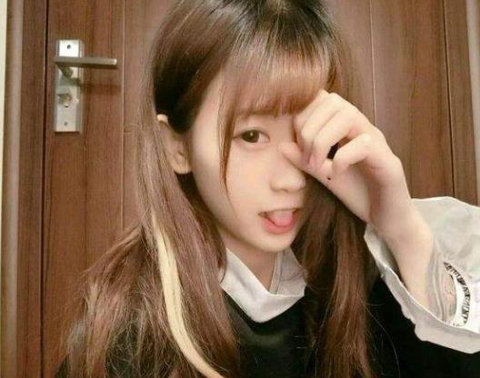 快手红人杨清柠直播时美颜用力过猛,如同改头