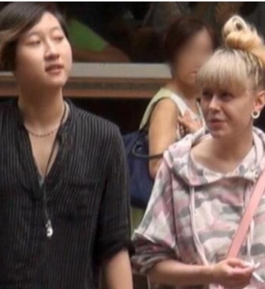 成龙的作品很搞笑,但生的儿女也搞笑,儿子吸毒,女儿
