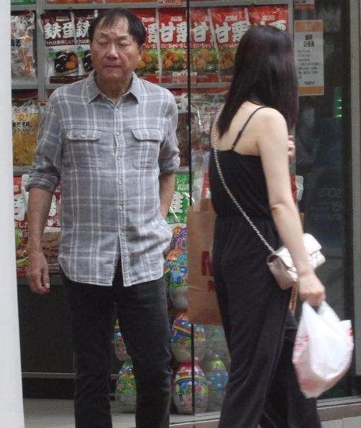 75岁许冠文全家照, 与老婆逛街似连体婴, 恩爱46年让人羡慕!