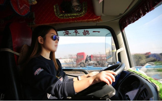 90后美女卡车开的溜,选好驾校是关键