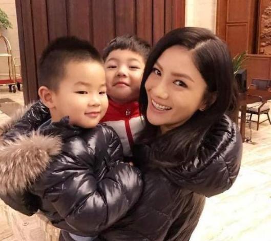 胡可大学军训照被爆出,神似angelababy,曾迷倒一众师哥,太惊艳