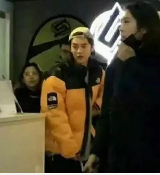 关晓彤穿着鹿晗同款羽绒服,刘昊然独爱中戏羽