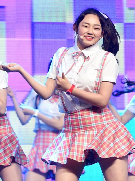 》一夜爆红却被吐槽胖,18岁的康美娜怒减26斤,竟然美到惊艳