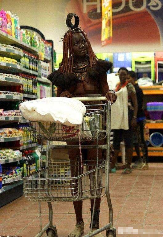 非洲原始部落女子逛超市, 这画风真的是与众不同