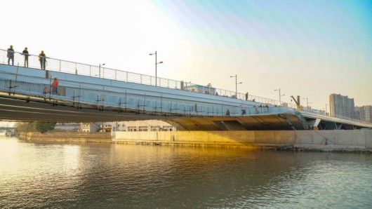 淀浦河桥的主跨面长108米,宽40米,若仅用一片钢结构做桥面,单片重量太