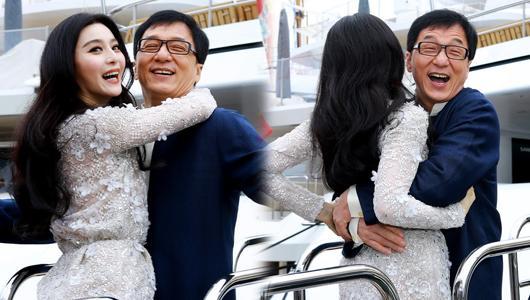 成龙又上演贴脸杀，比起双腿给范冰冰压裙子，17岁的她才尴尬