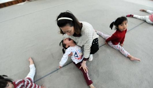 体操运动员有多辛苦?看这些小孩你就知道,网友