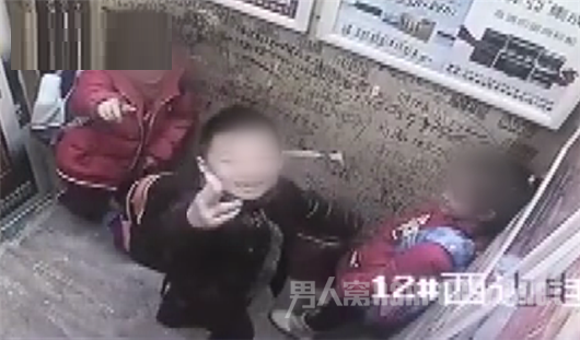 小男孩电梯内猛亲小女孩 这一波电梯壁咚网友都怒了!