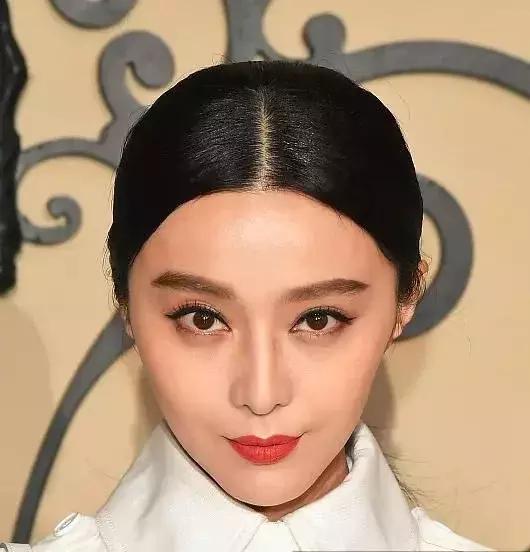 李宇春和范冰冰同现巴黎时装周, 一个美炸天, 一个却穿成灾难!