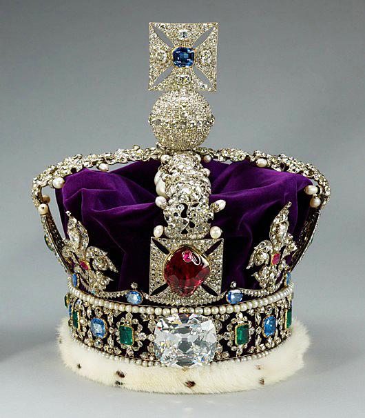 欲戴皇冠必承其重英女王的王冠到底有多重真的很沉不能久戴呢