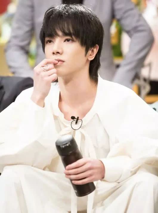 别看华晨宇外表看起来很小只的样子 其实男友