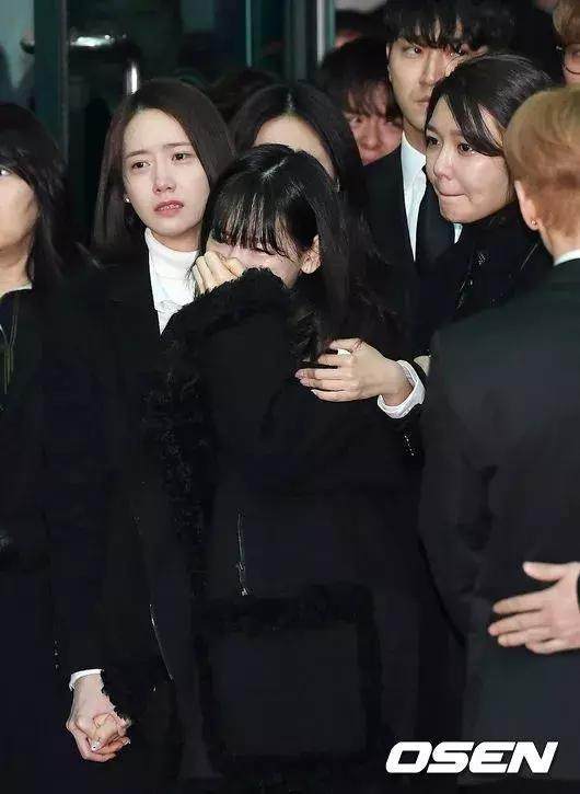 金钟铉今日出殡，珉豪捧牌位SJ抬棺，泰妍允儿等艺人泣不成声