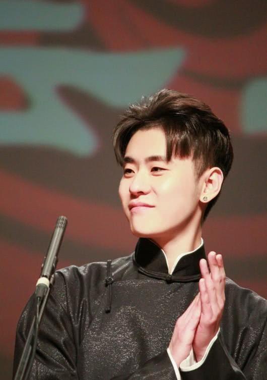 德云社封箱演出现场,张云雷出场引女粉丝尖叫