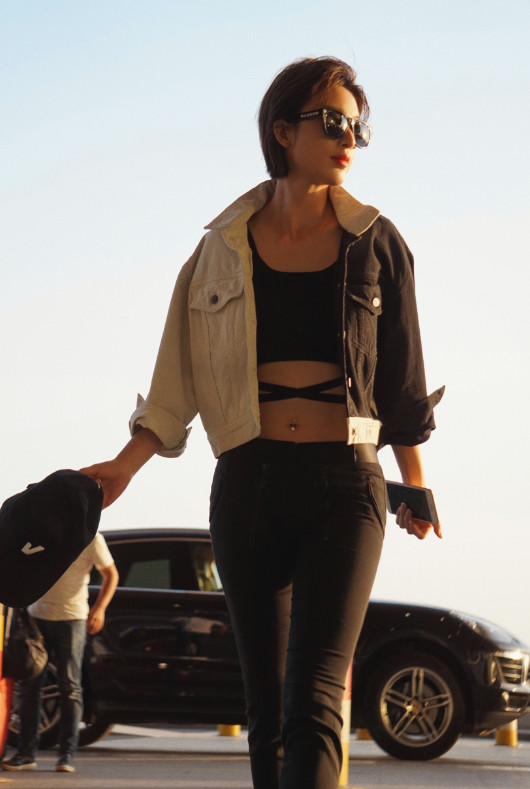 33岁的张俪穿上这款露脐背心露脐钉，网友:不是装帅，这是真帅