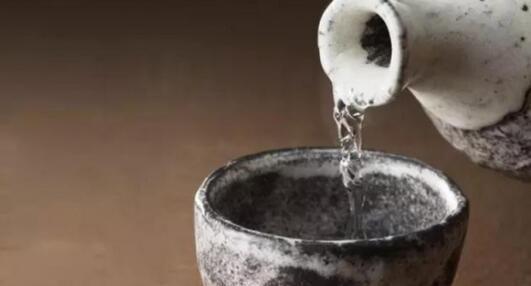 加点水就能把白酒度数变低吗?白酒降度可不是