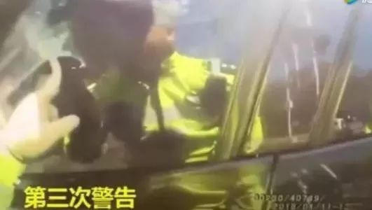 深圳交警砸爆车窗执法，却有上万网友点赞：做得好！