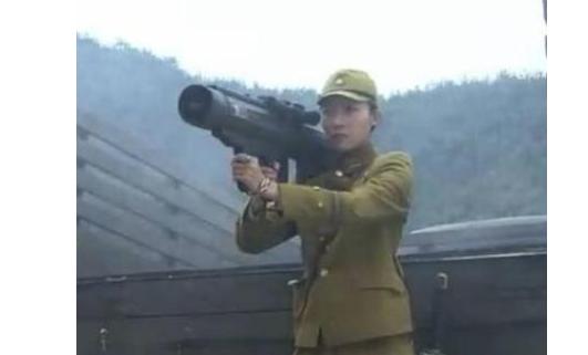 我们经常会吐槽抗日神剧,看看这个日本兵,居然一个人就扛起了一个大炮