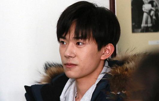 易烊千玺上中戏图片