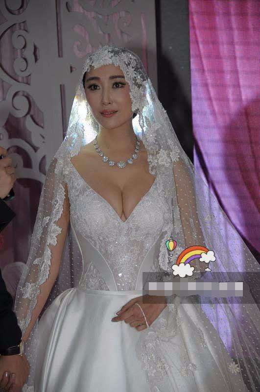 杜若溪穿婚纱凸显上围, 亮点太突出, 网友: 实在太大了!