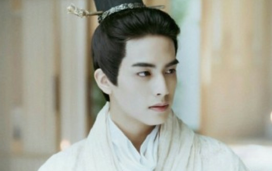 宋威龙果然不适合古装,现代装扮的他颜值让刘