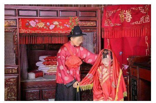 结婚当天,吃完喜酒,一辆婚车就将小两口送回了装修好的新房里洞房.