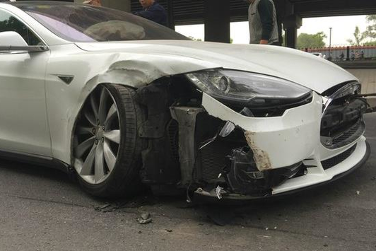 一辆奔驰停在路边，被特斯拉撞进修理厂，网友：马力大就是了不起