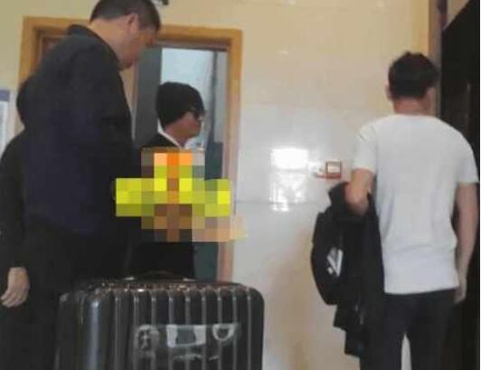 王宝强带父母买衣服，衣服价格有点不可思议！