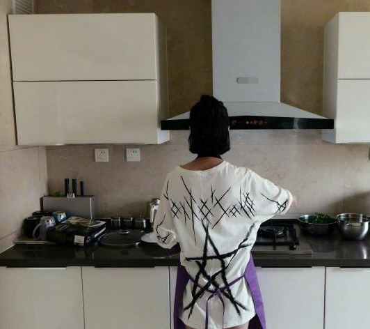 佟丽娅穿居家服做饭,动作娴熟,可大家都盯着她