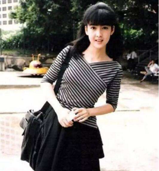 一代玉女周慧敏50岁近照，容颜美如少女，但这一缺陷却相当尴尬！
