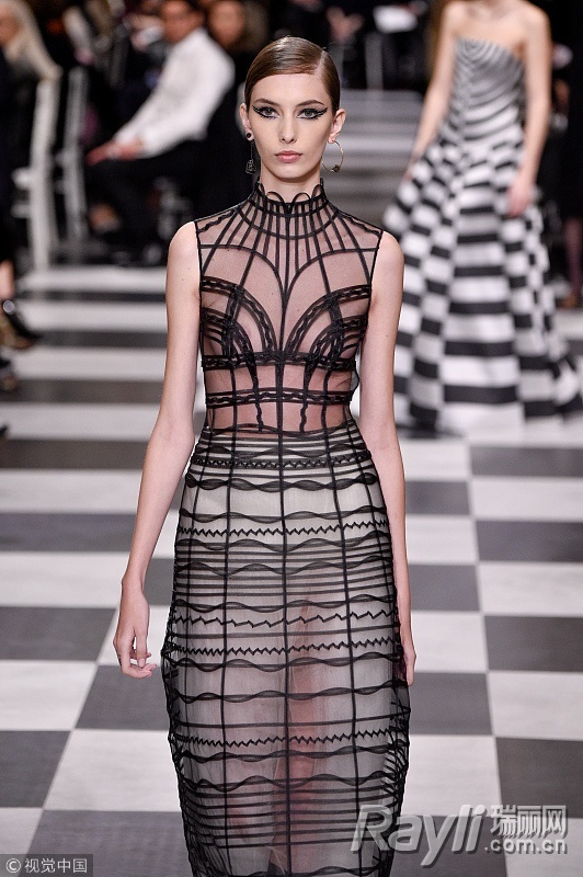 她竟然成为2018Dior春夏高定秀场上最抢眼的